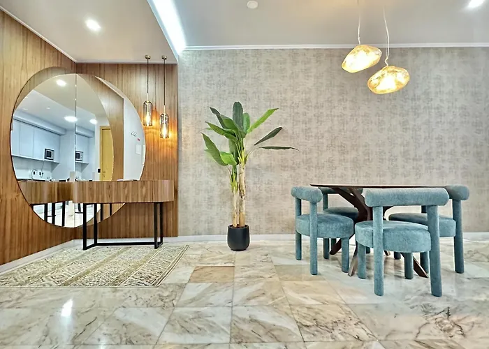 Bright Near Bolhao Metro Station Порту